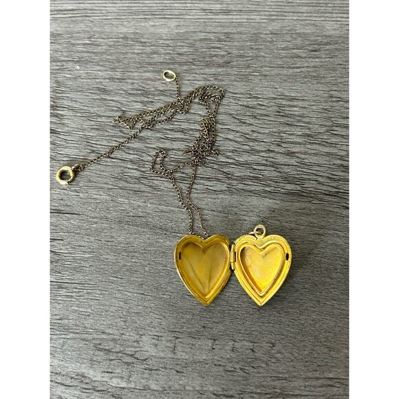 Cute Vintage Gold Tone Etched Heart Locket - Picture 4 of 4